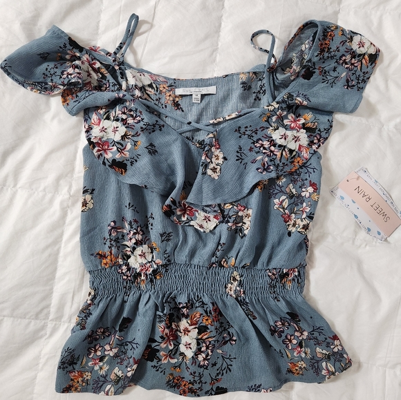 NWT sweet rain blue floral open shoulder top with straps and off shoulder sleeve - Picture 3 of 5